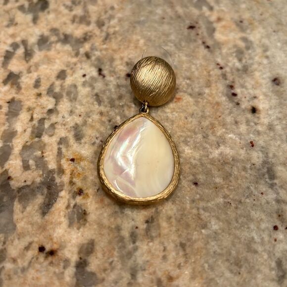 Mother of Pearl woman's drop earring. It's one earring - Picture 2 of 5